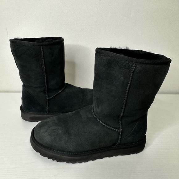 UGG Women’s Classic Short II Size 8 - Picture 2 of 12